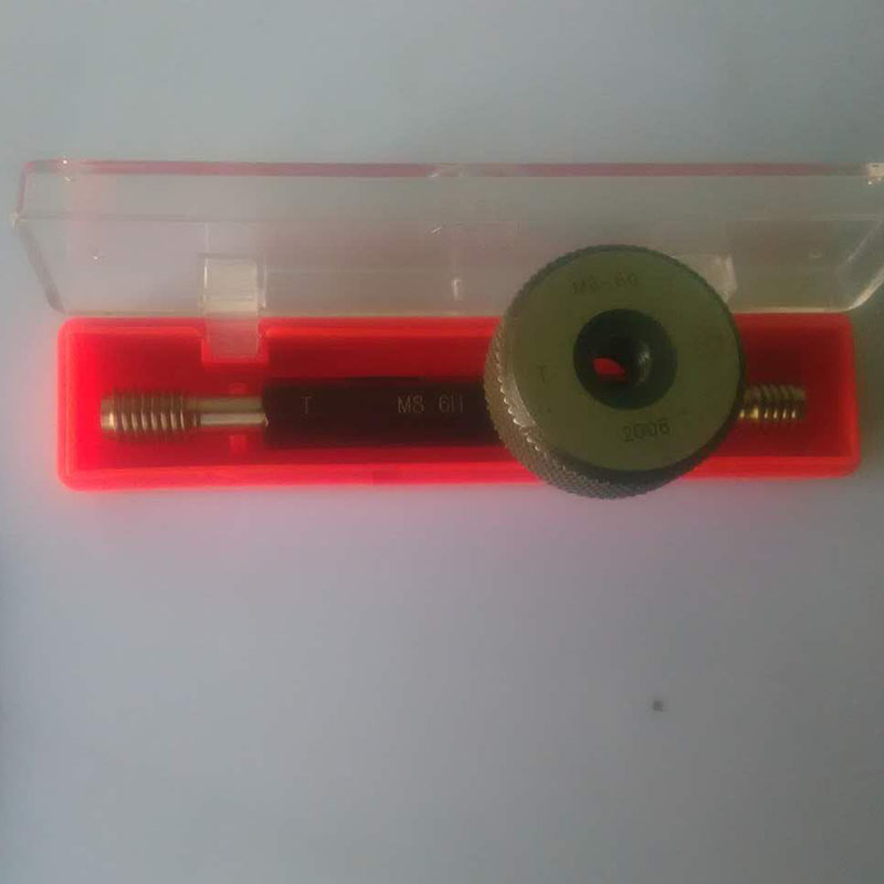 Leghjite più nantu à l’anellu è plug filu di filu